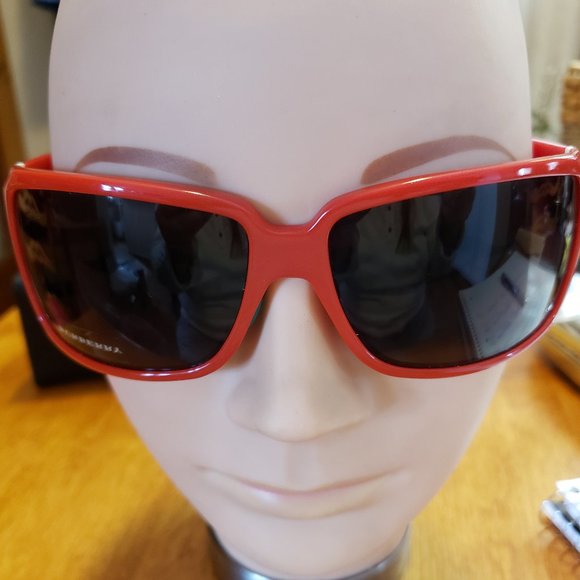 BURBERRY Sunglasses.NWT